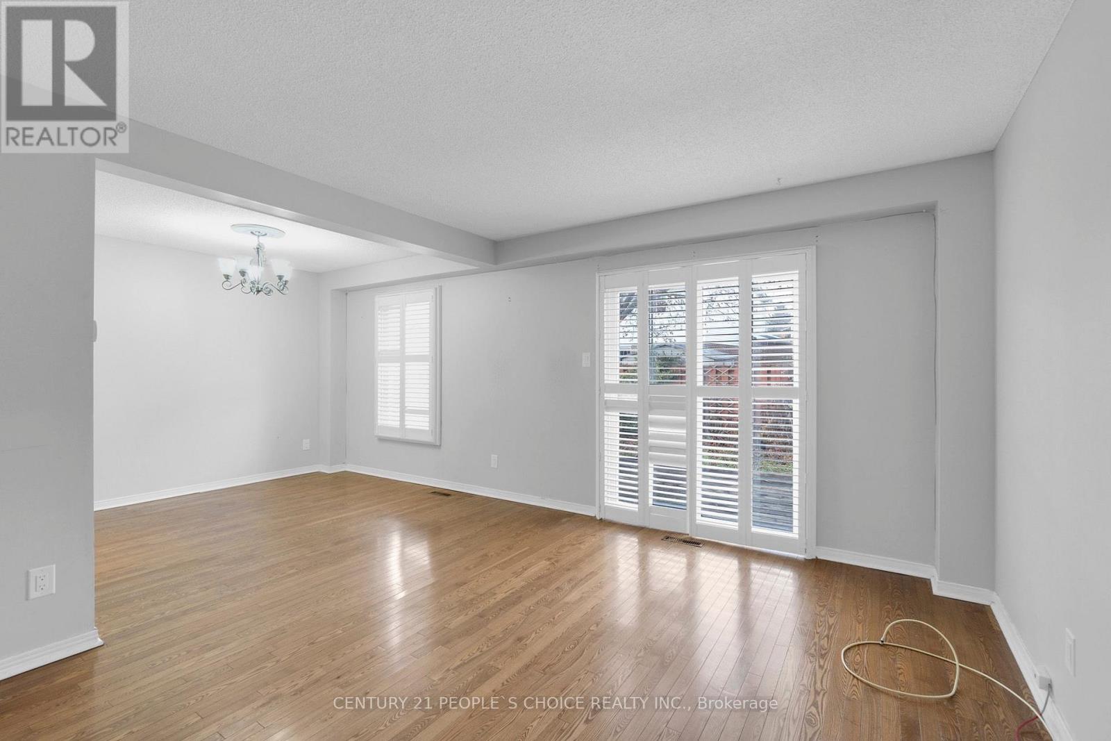 Photo 8 of 35 Ferri Crescent, Brampton ON