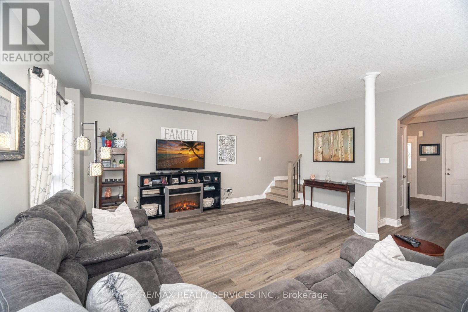 Photo 18 of 60 Dinnick Crescent, Orangeville ON