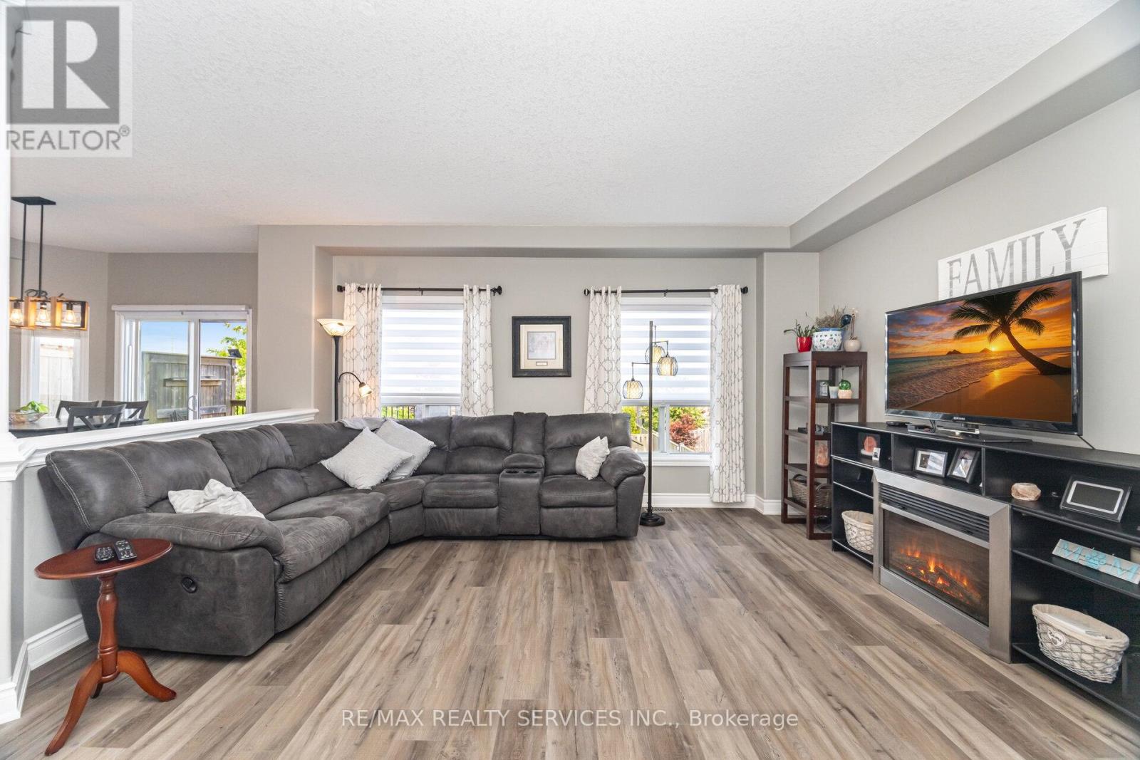 Photo 19 of 60 Dinnick Crescent, Orangeville ON