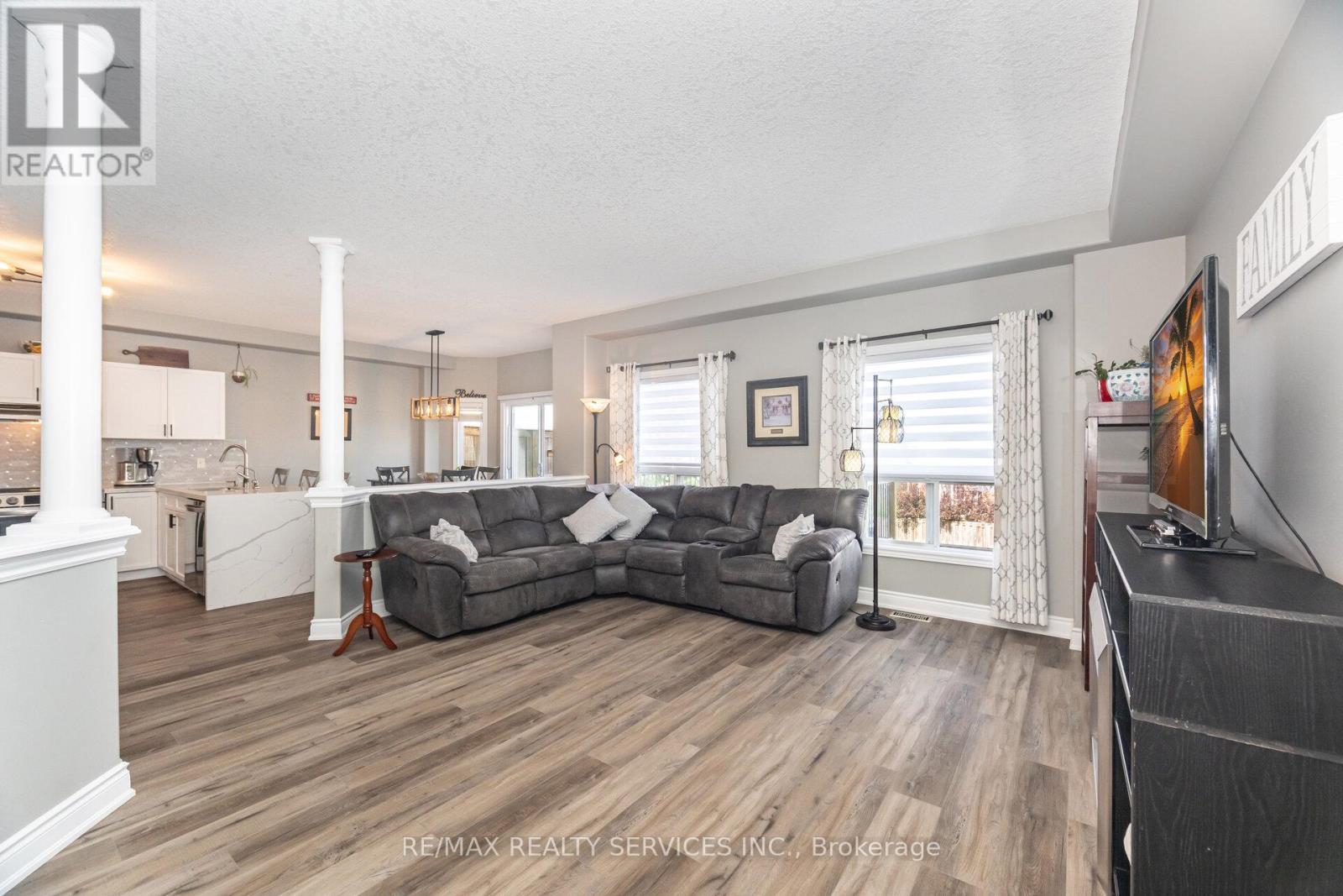 Photo 20 of 60 Dinnick Crescent, Orangeville ON