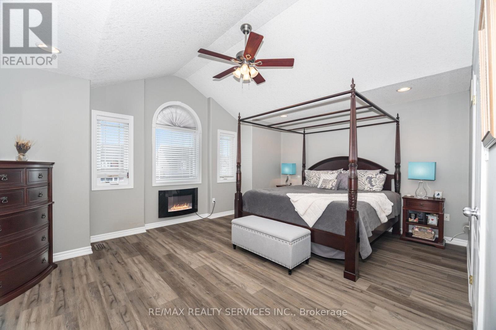 Photo 30 of 60 Dinnick Crescent, Orangeville ON