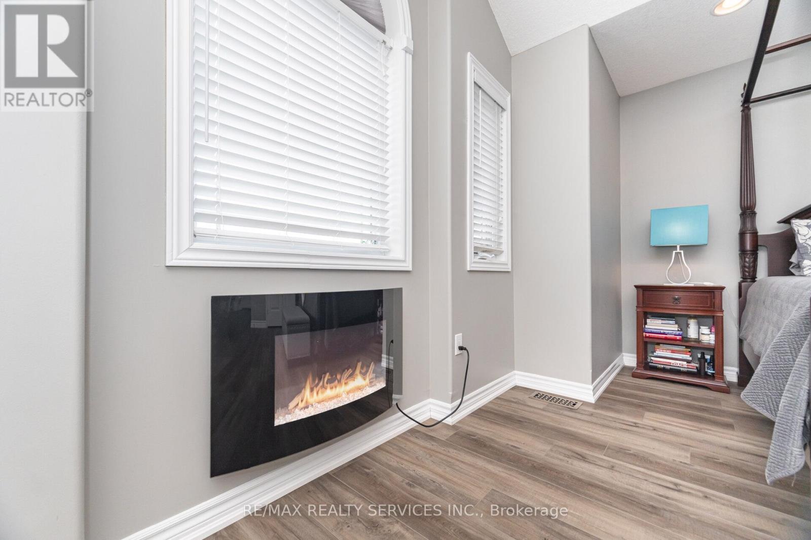 Photo 32 of 60 Dinnick Crescent, Orangeville ON