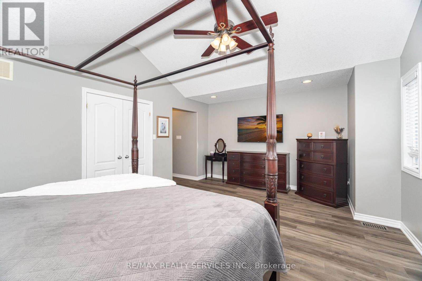 Photo 33 of 60 Dinnick Crescent, Orangeville ON