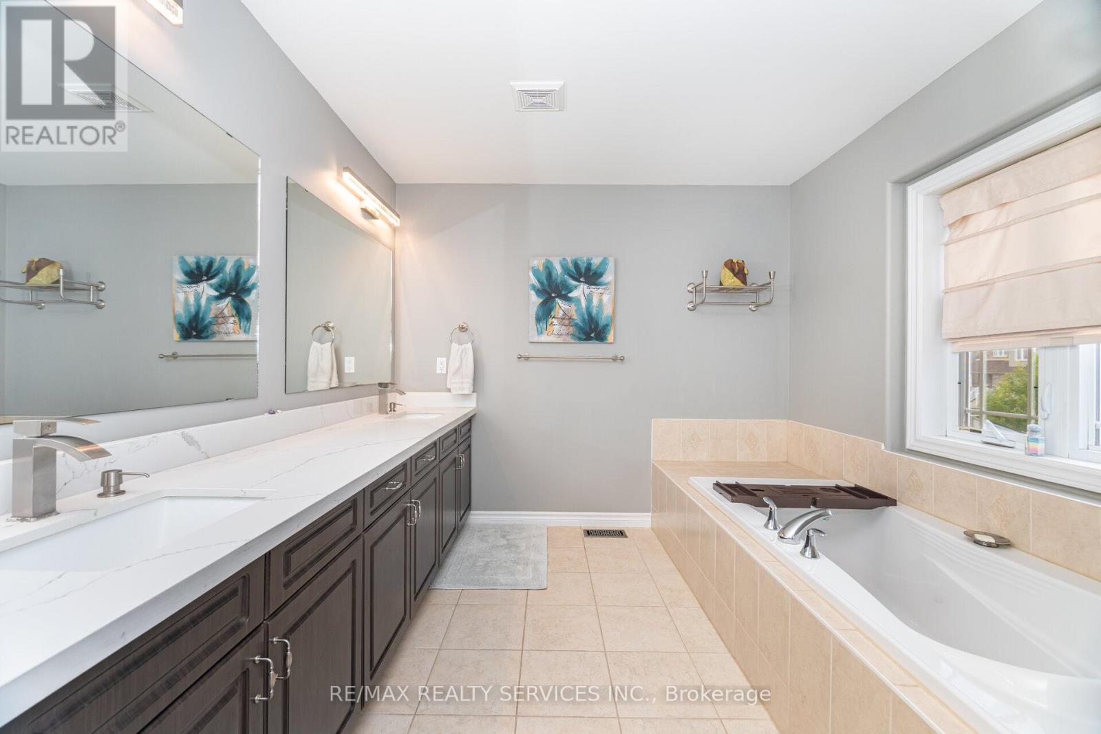 Photo 34 of 60 Dinnick Crescent, Orangeville ON