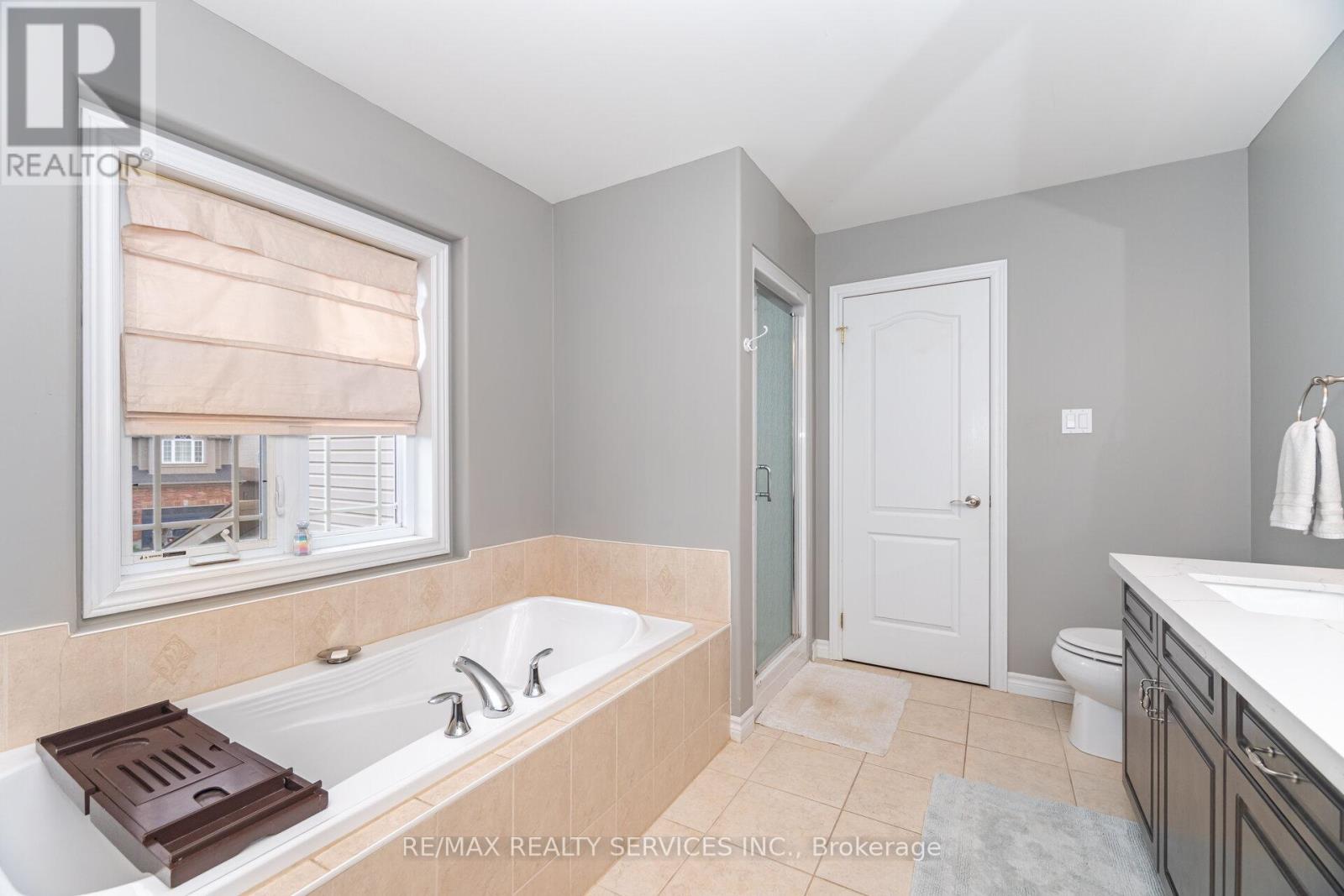 Photo 35 of 60 Dinnick Crescent, Orangeville ON