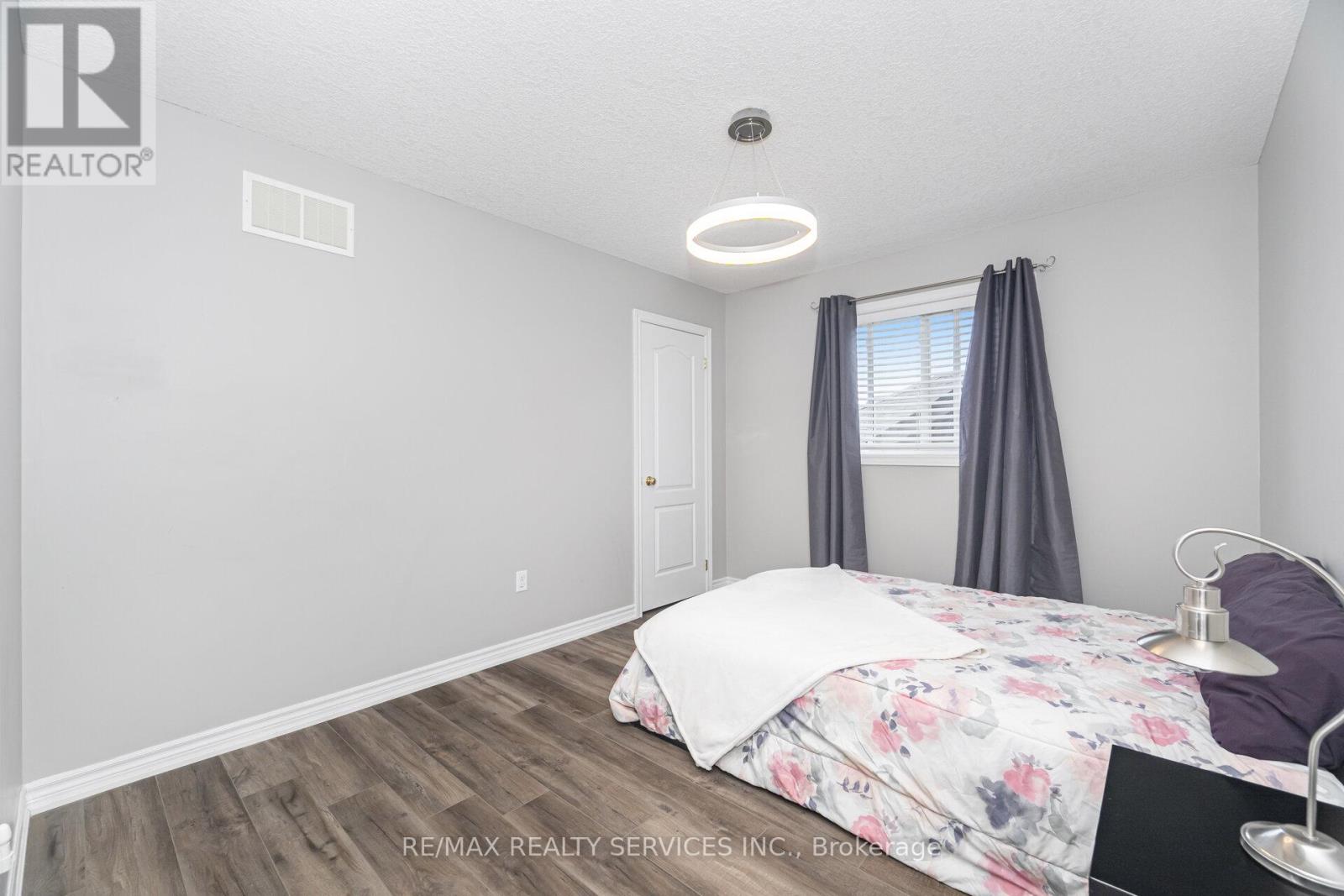 Photo 36 of 60 Dinnick Crescent, Orangeville ON