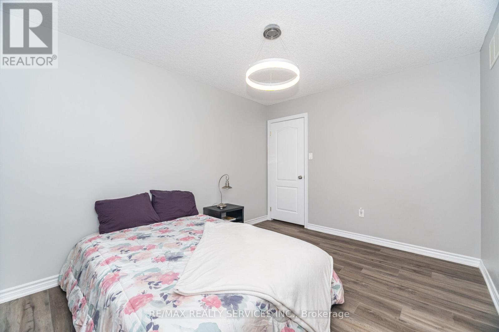 Photo 37 of 60 Dinnick Crescent, Orangeville ON