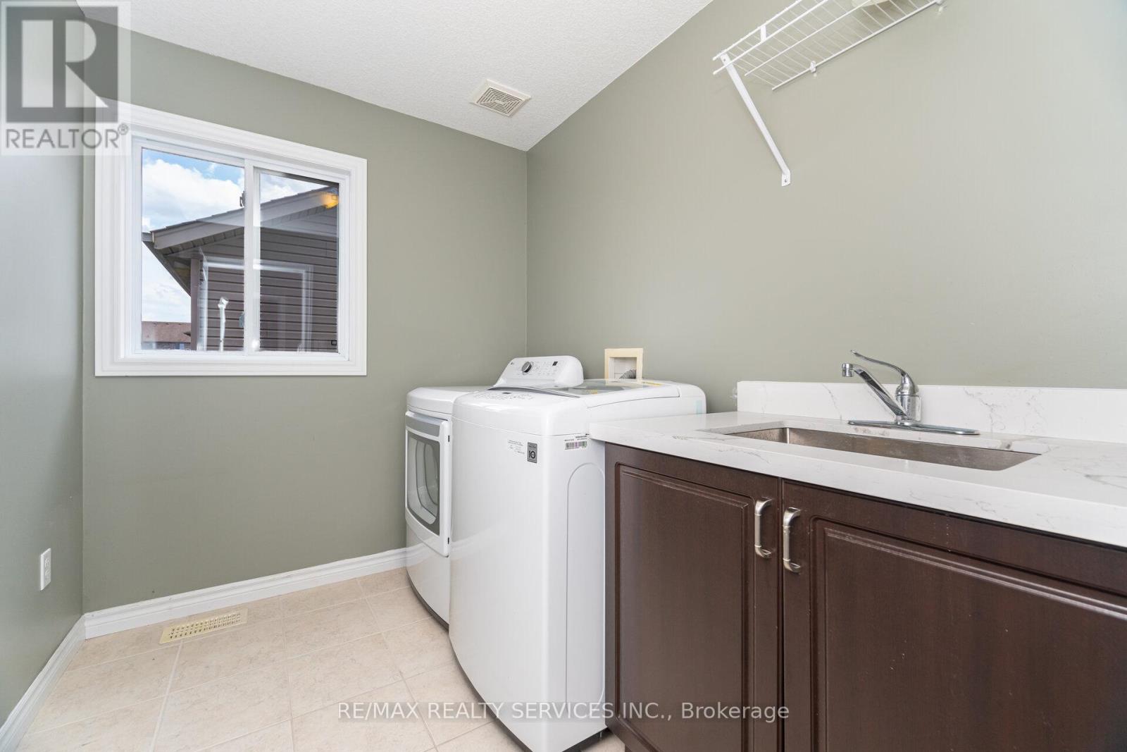 Photo 43 of 60 Dinnick Crescent, Orangeville ON