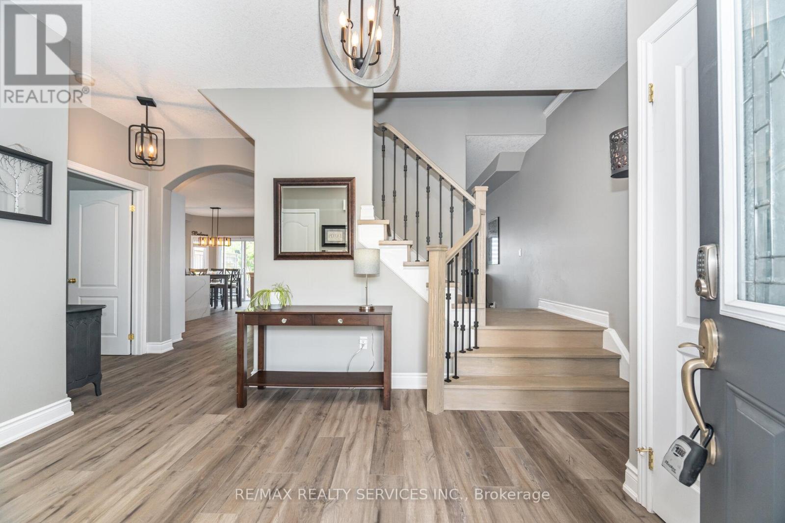 Photo 7 of 60 Dinnick Crescent, Orangeville ON