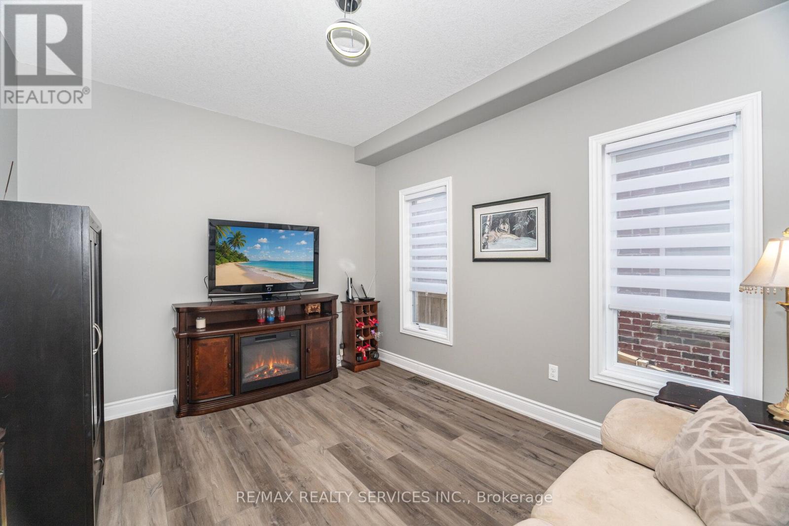 Photo 8 of 60 Dinnick Crescent, Orangeville ON