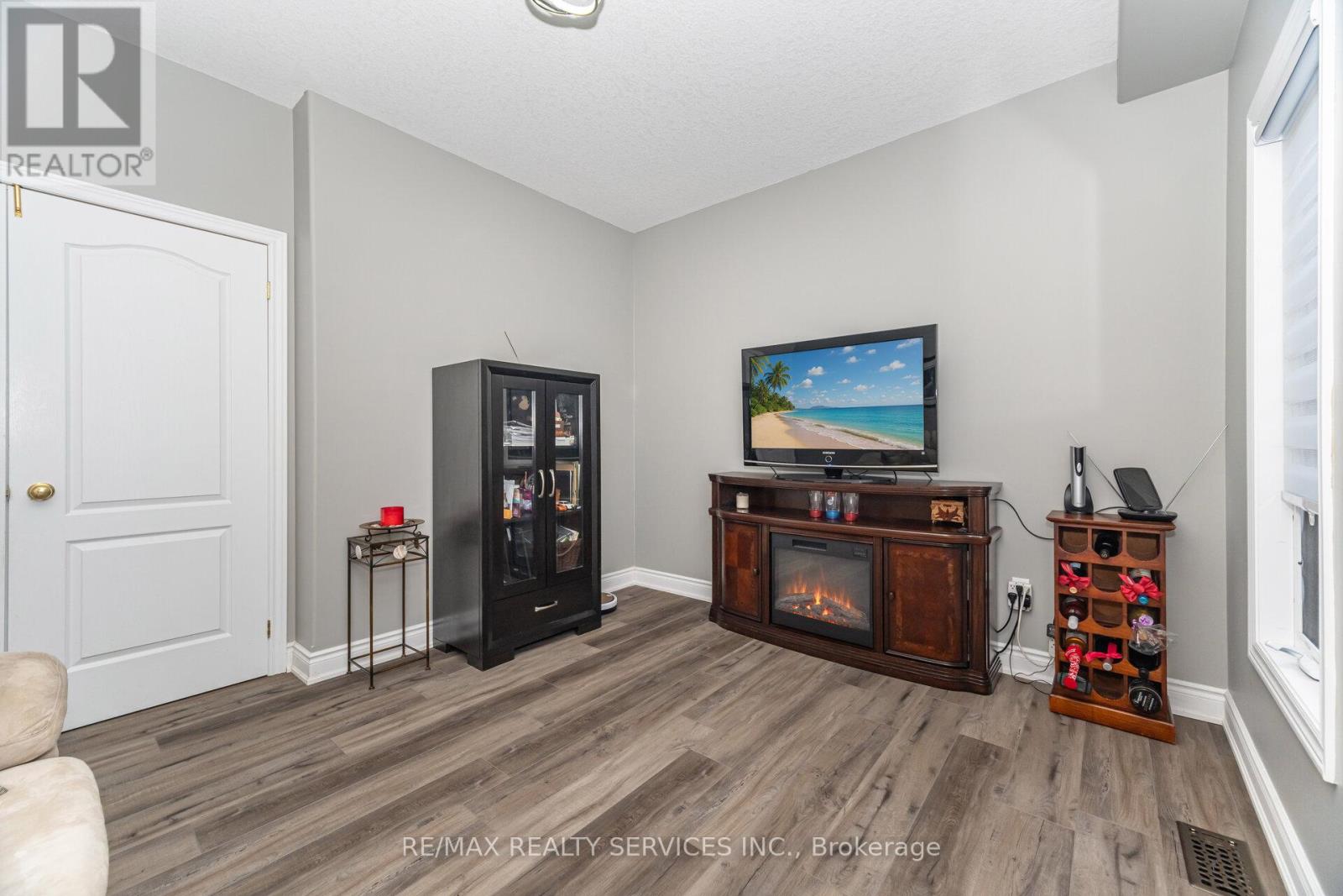 Photo 9 of 60 Dinnick Crescent, Orangeville ON