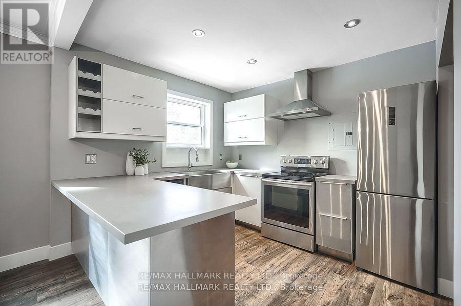 Photo 3 of Upper 6 Thirty First Street, Toronto ON