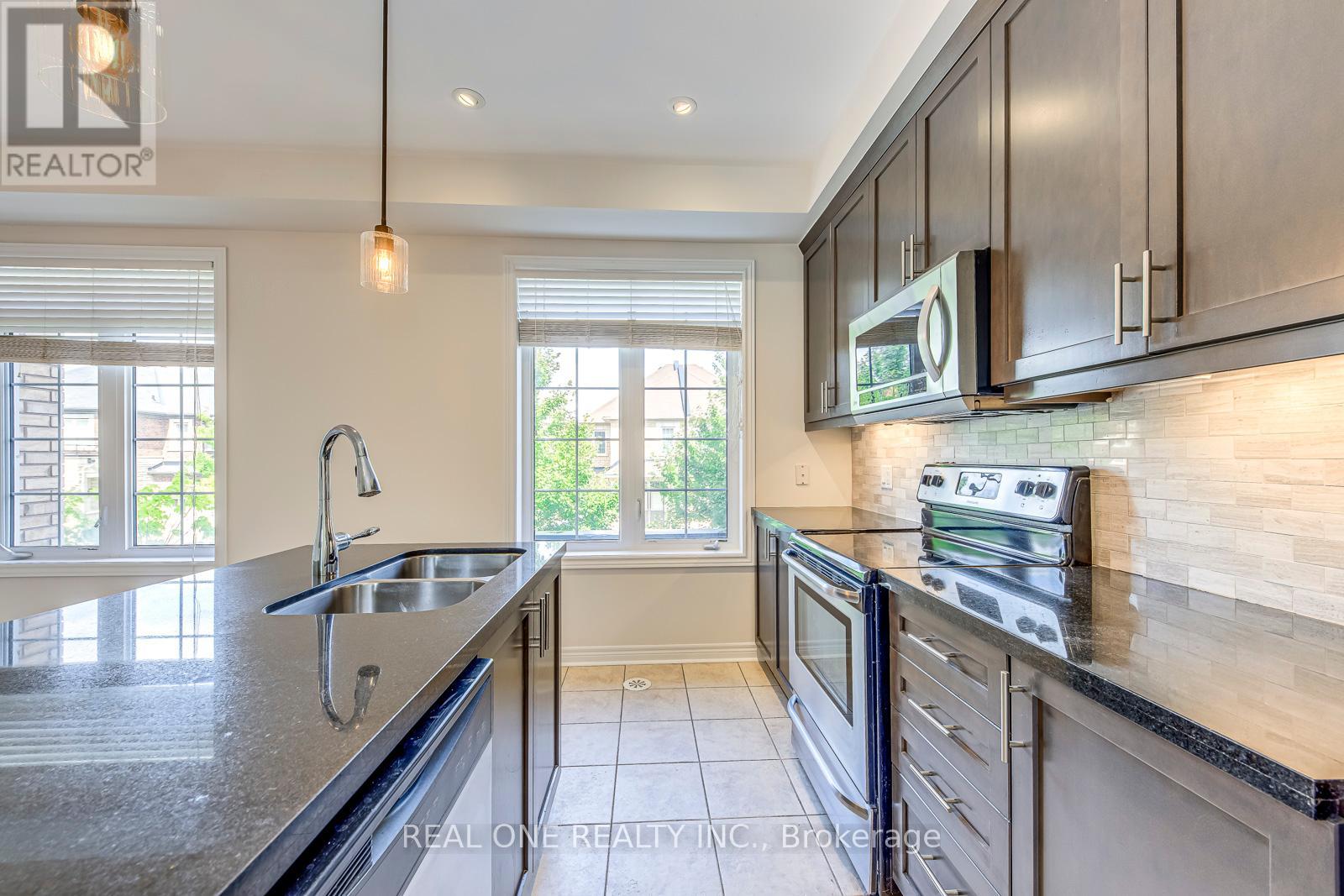 Photo 13 of 3084 Eberly Woods Drive, Oakville ON
