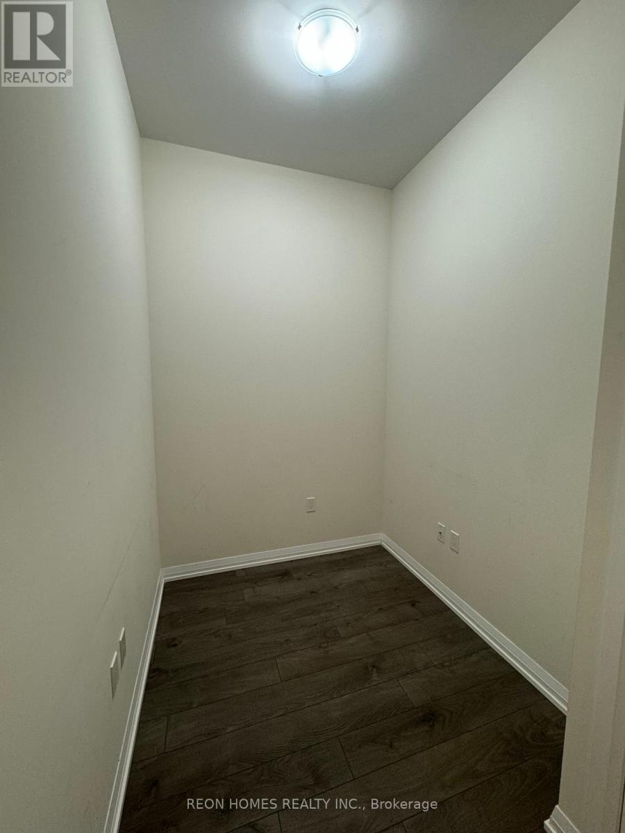 Photo 11 of 114 35 Watergarden Drive, Mississauga ON