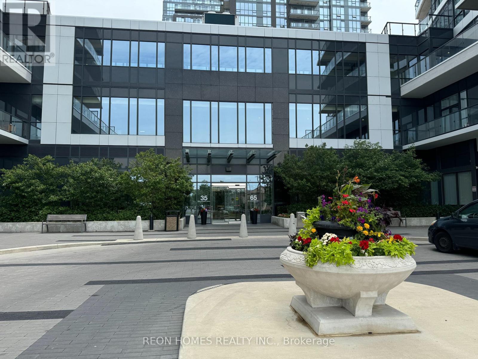 Photo 14 of 114 35 Watergarden Drive, Mississauga ON
