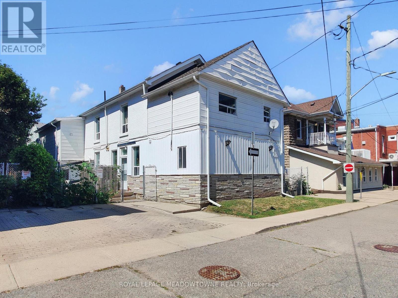 Photo 2 of 1 12 Wesleyan Street, Halton Hills ON