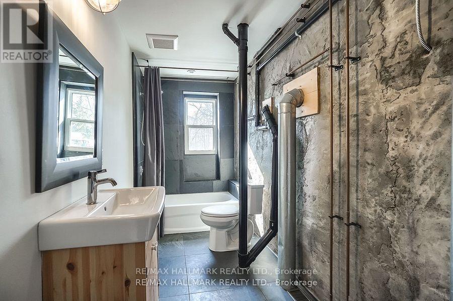 Photo 16 of Main 6 Thirty First Street, Toronto ON