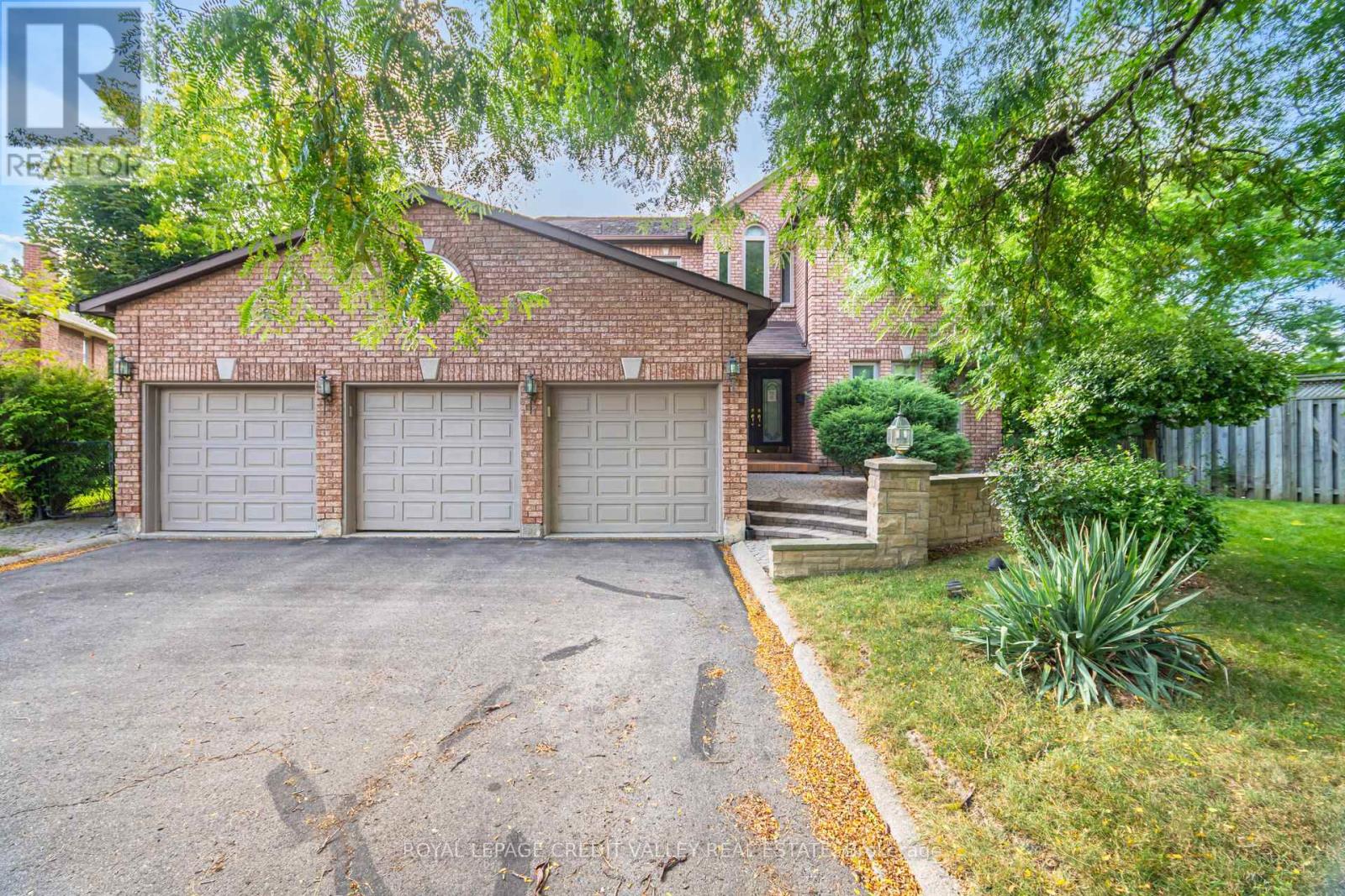 Photo 1 of 14 Starling Court, Brampton ON