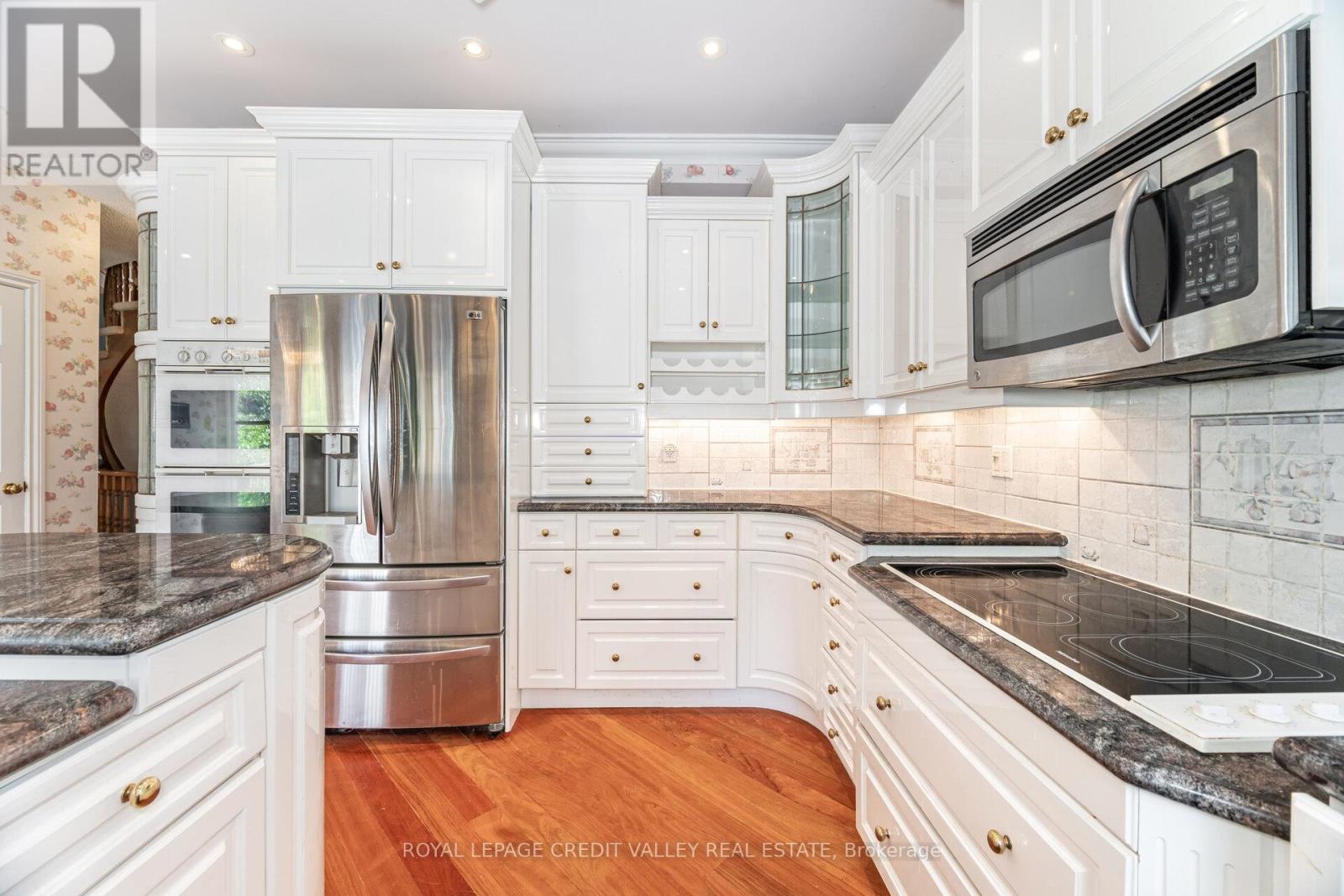Photo 10 of 14 Starling Court, Brampton ON