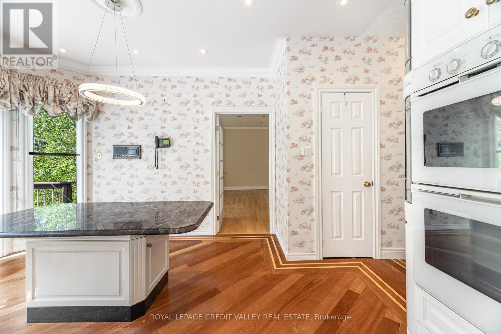 Photo 11 of 14 Starling Court, Brampton ON