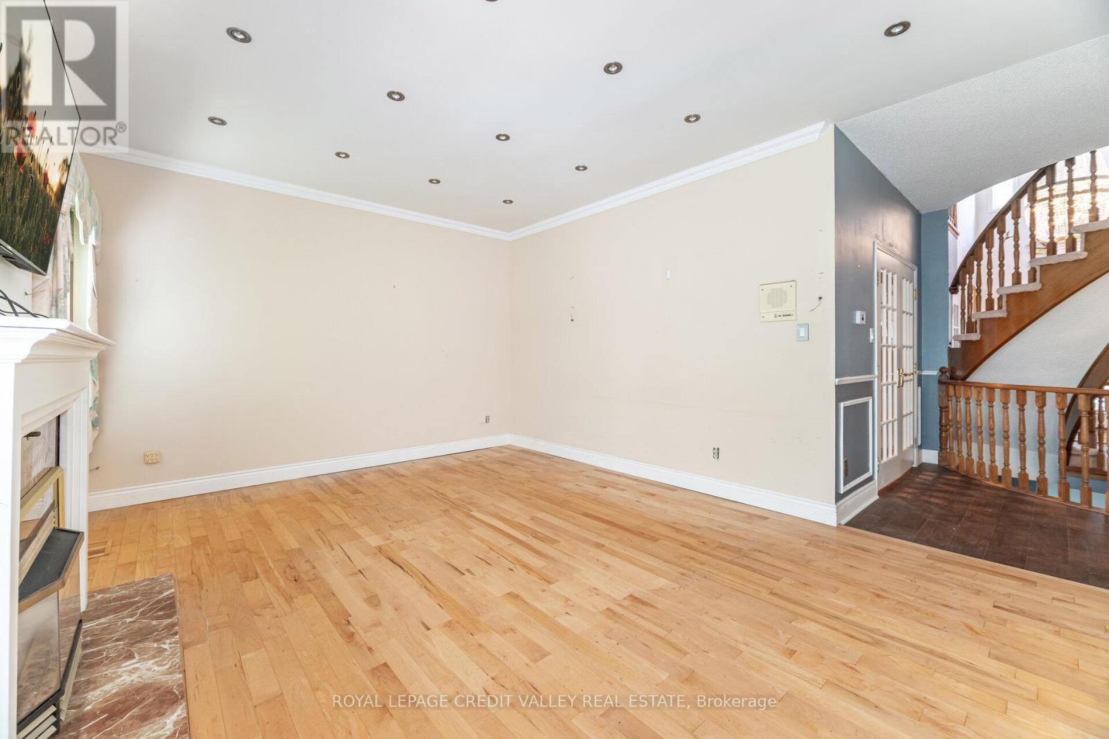 Photo 13 of 14 Starling Court, Brampton ON