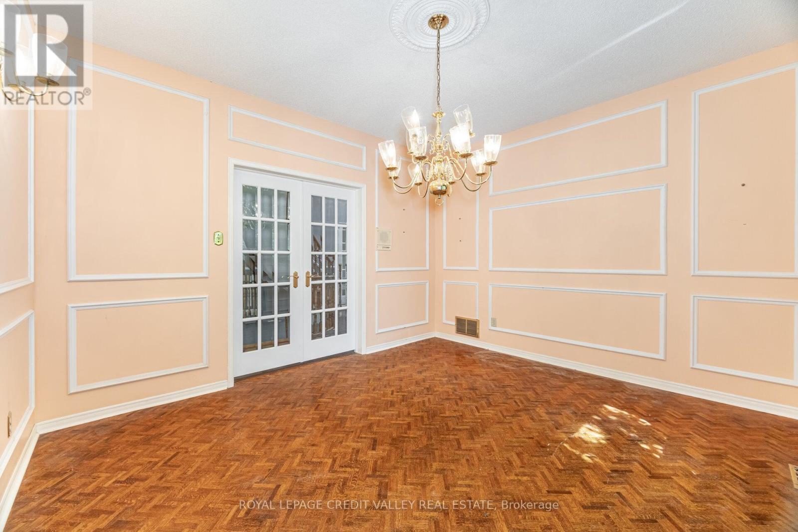 Photo 15 of 14 Starling Court, Brampton ON