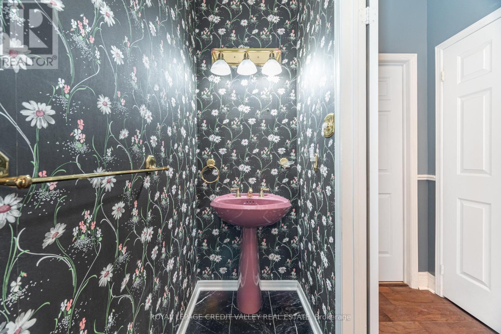 Photo 19 of 14 Starling Court, Brampton ON