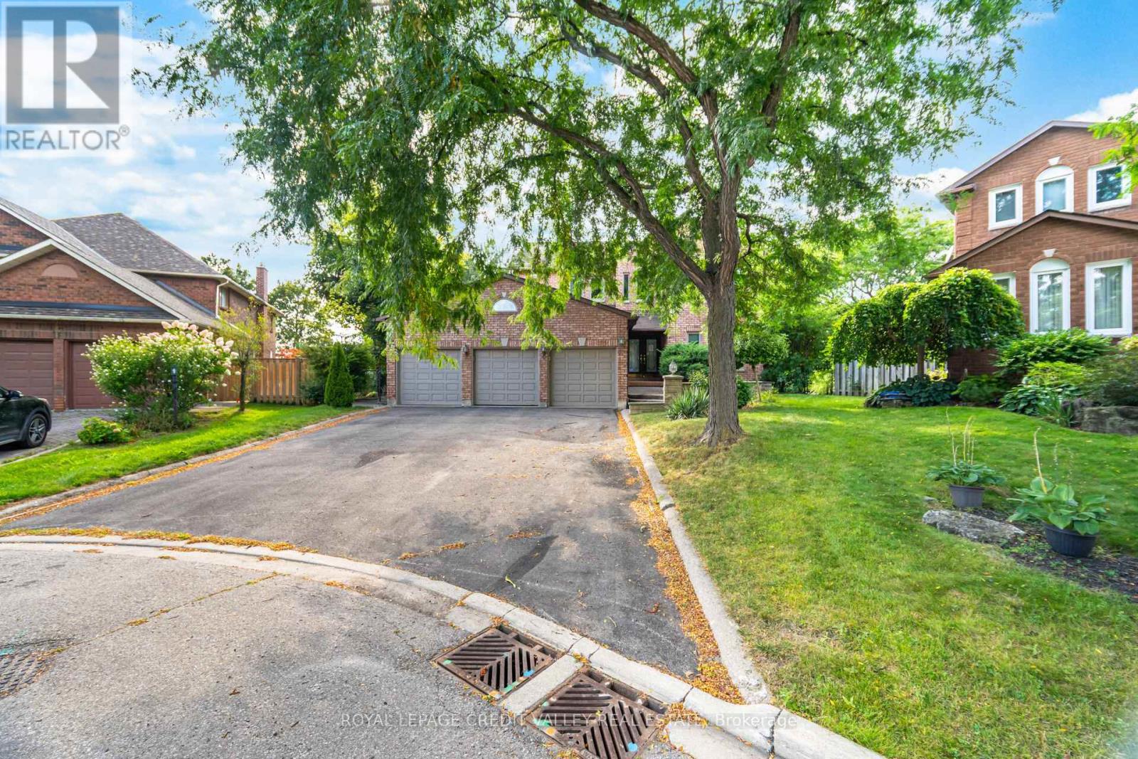 Photo 2 of 14 Starling Court, Brampton ON