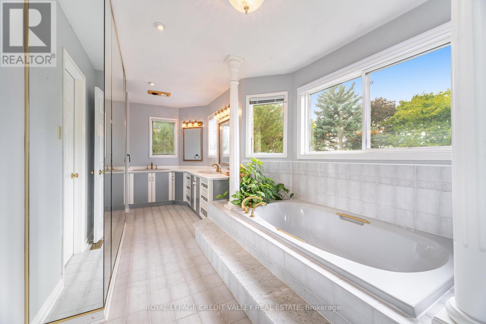Photo 26 of 14 Starling Court, Brampton ON
