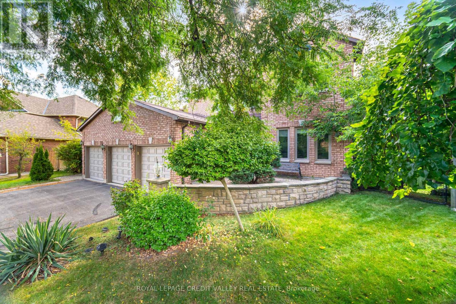 Photo 3 of 14 Starling Court, Brampton ON