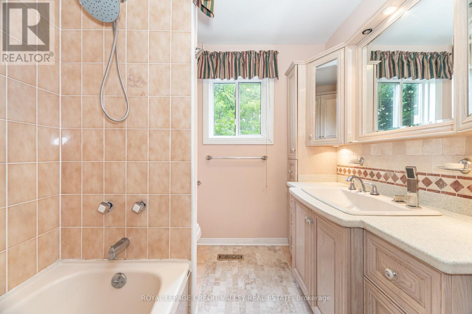 Photo 33 of 14 Starling Court, Brampton ON