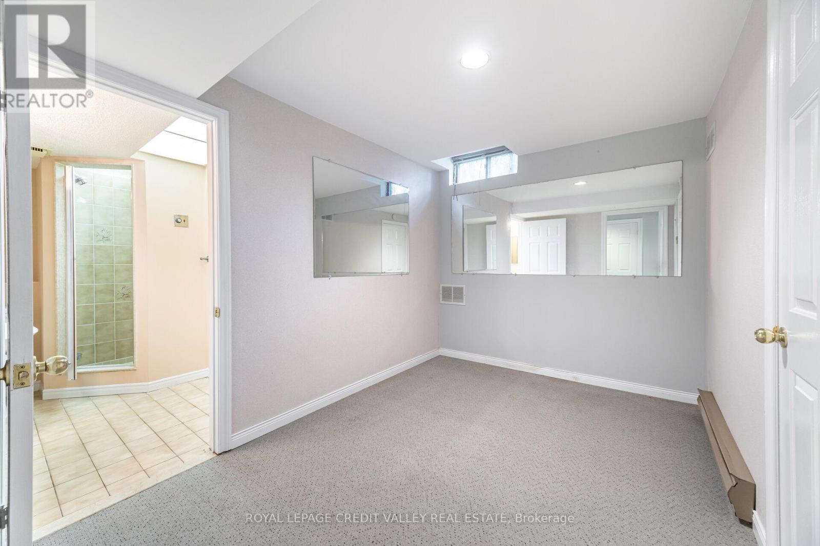 Photo 39 of 14 Starling Court, Brampton ON