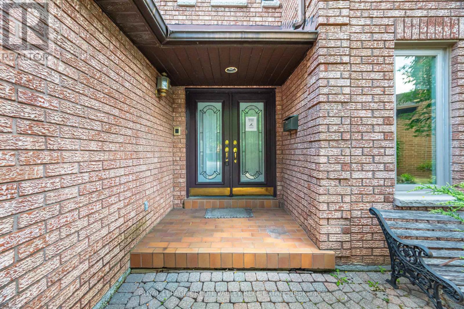 Photo 4 of 14 Starling Court, Brampton ON