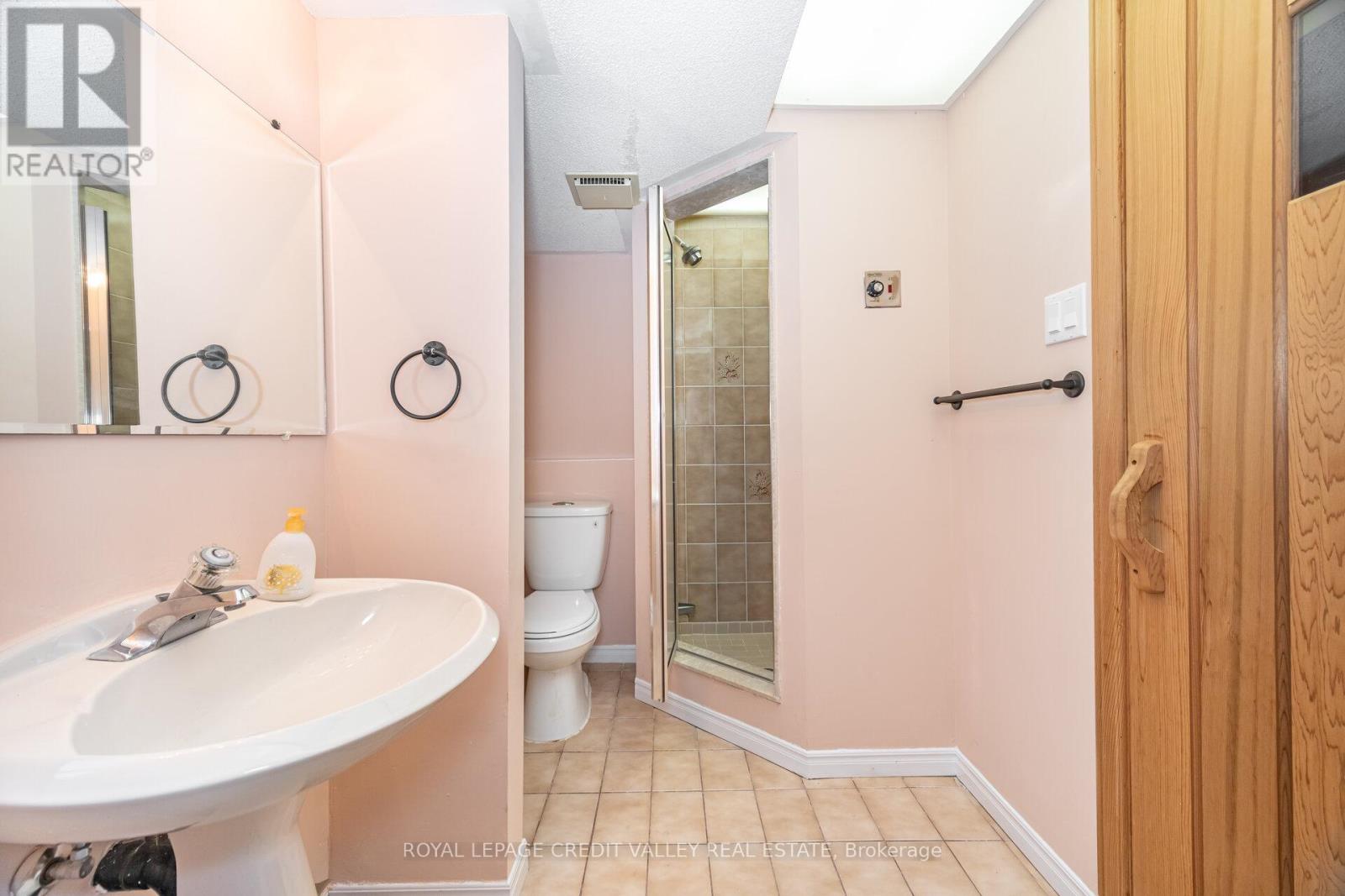 Photo 40 of 14 Starling Court, Brampton ON