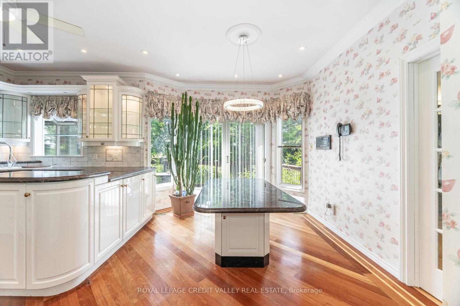 Photo 7 of 14 Starling Court, Brampton ON