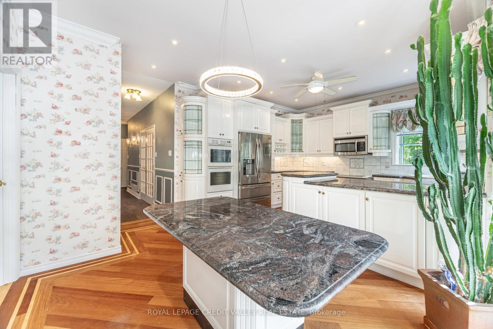 Photo 8 of 14 Starling Court, Brampton ON