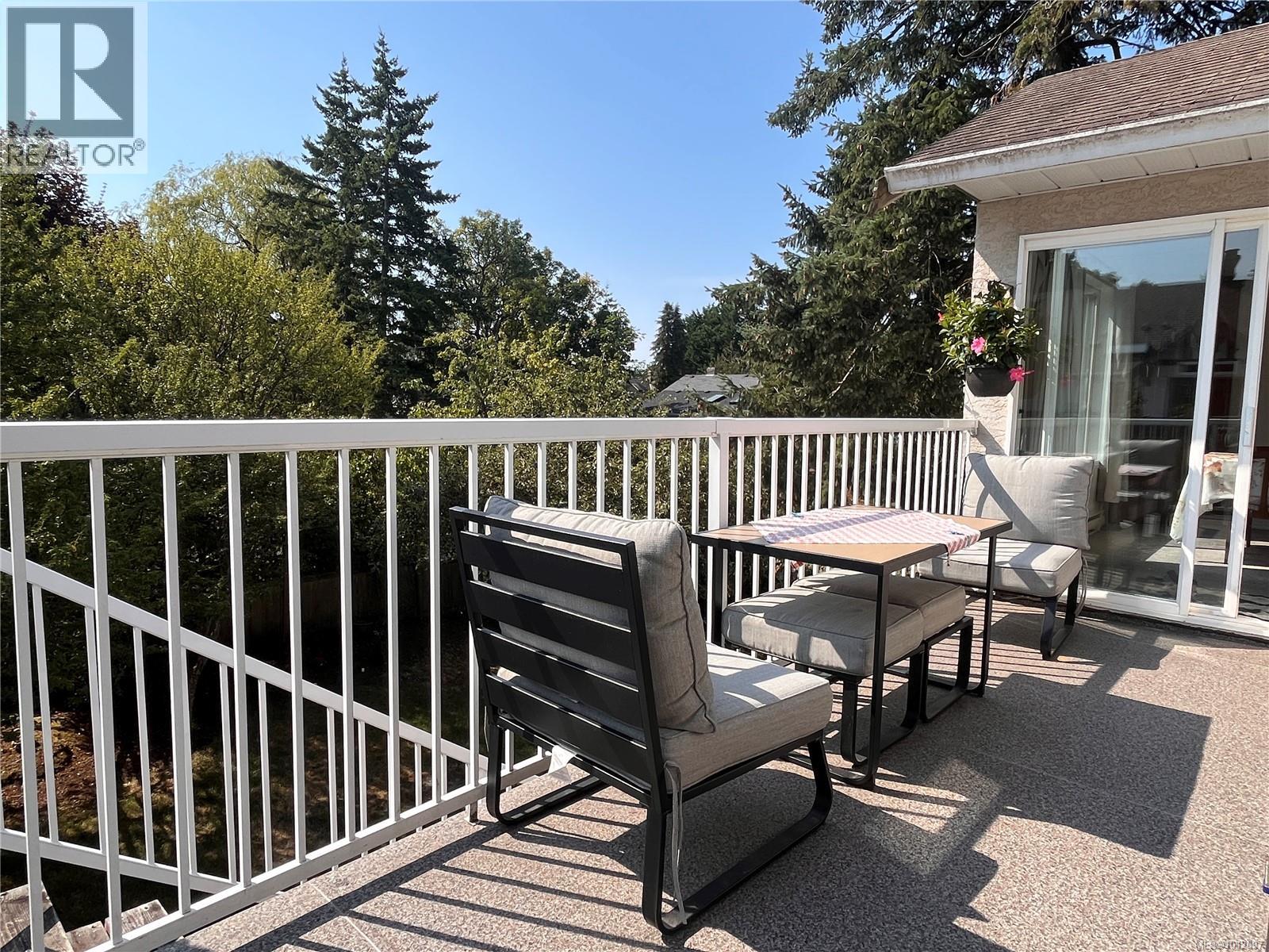 Photo 10 of 1113 Rock St, Saanich BC