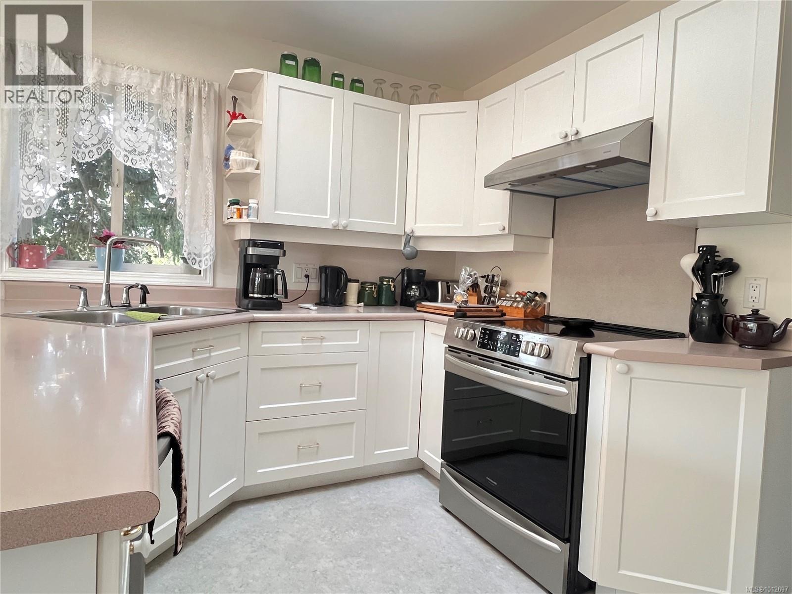 Photo 5 of 1113 Rock St, Saanich BC