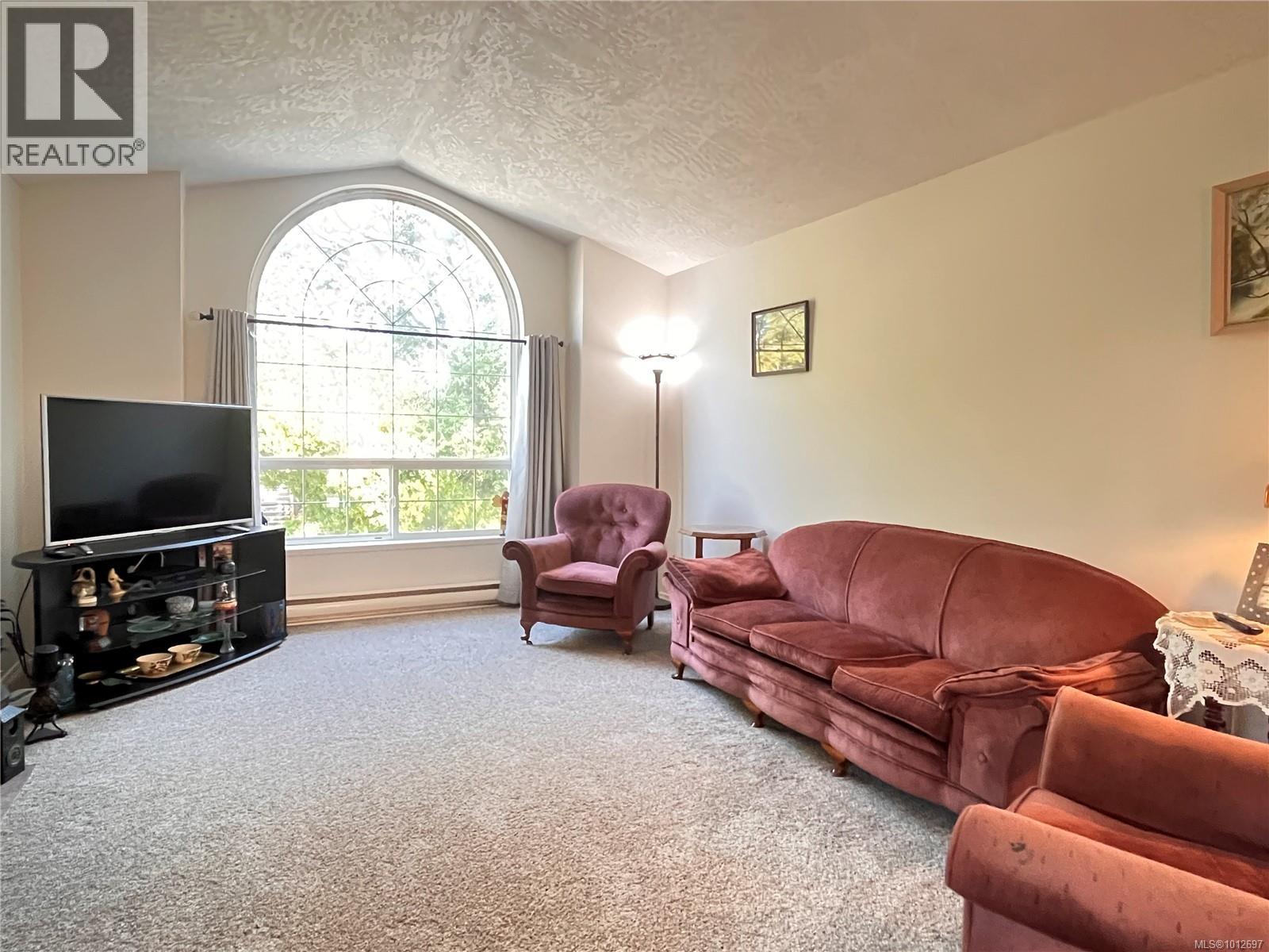 Photo 12 of 1113 Rock St, Saanich BC