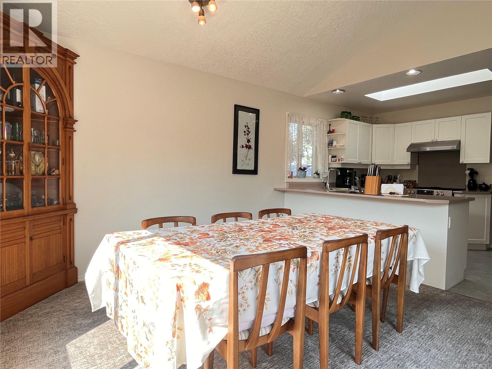 Photo 8 of 1113 Rock St, Saanich BC