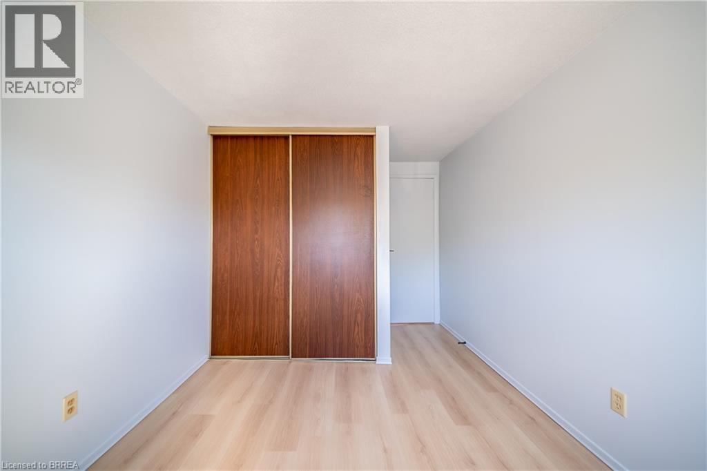 Photo 20 of 100 White Owl Crescent, Brantford ON