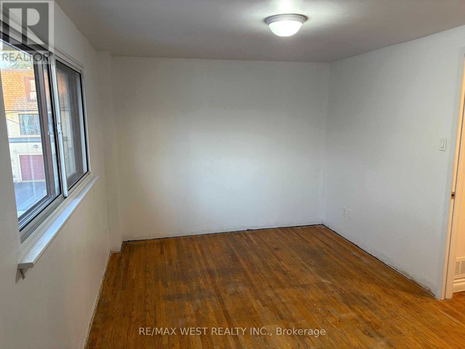 Photo 8 of 346 Fleetwood Crescent, Brampton ON