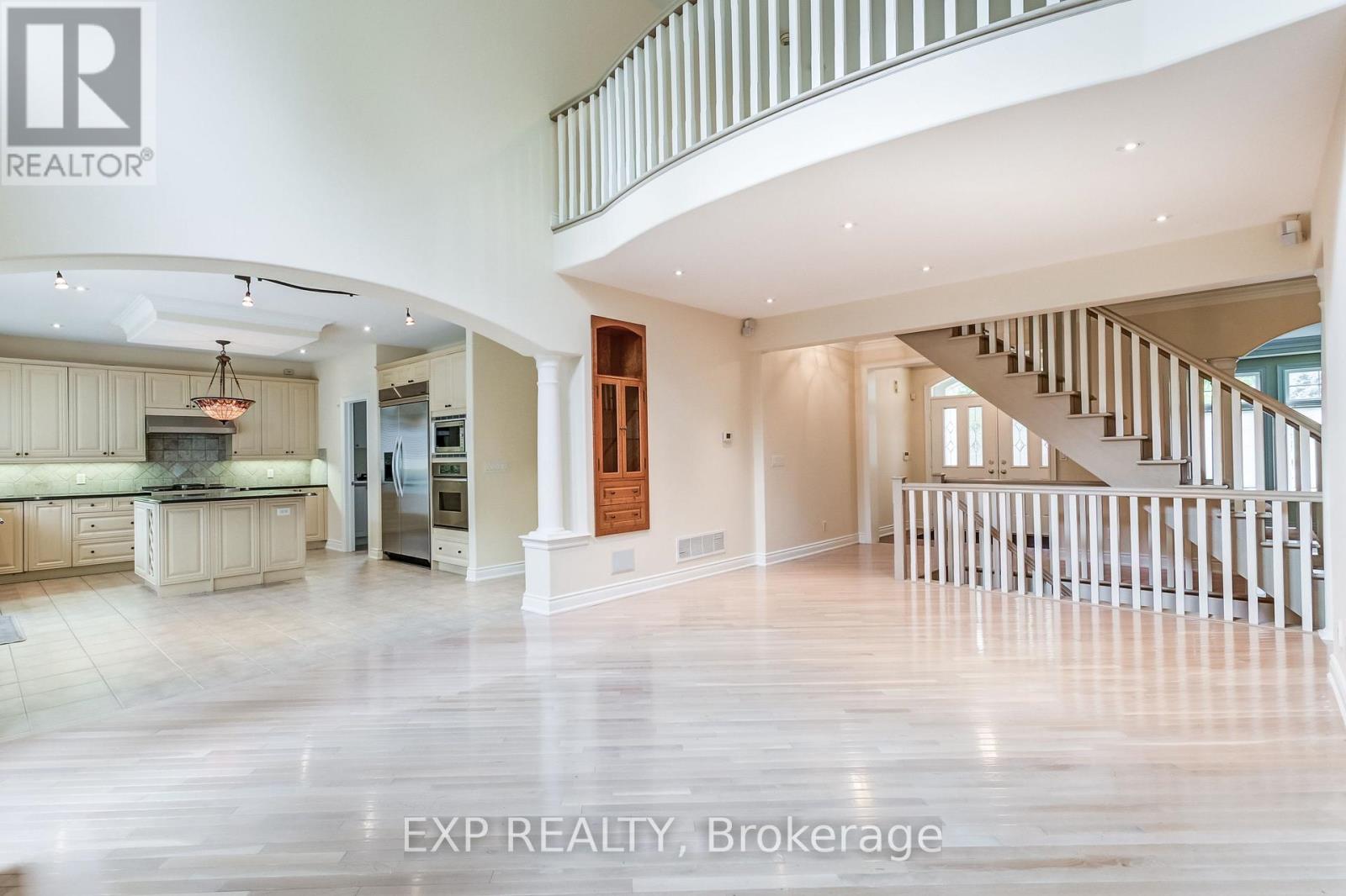 Photo 3 of 806 Hidden Grove Lane, Mississauga ON