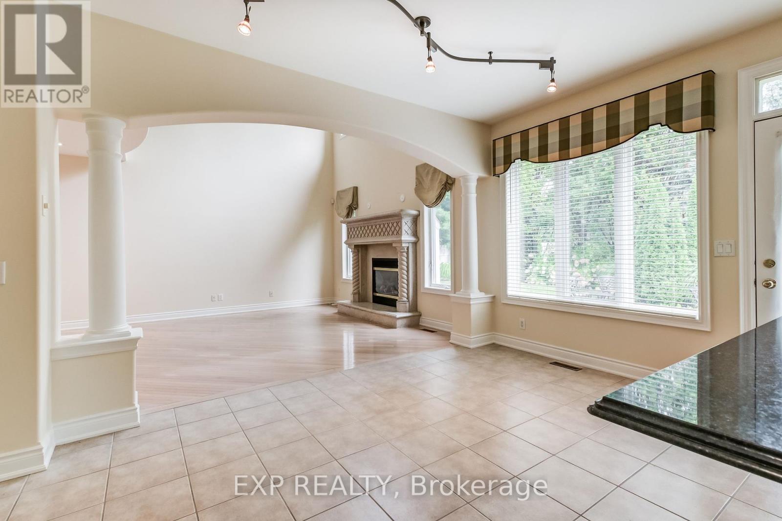 Photo 9 of 806 Hidden Grove Lane, Mississauga ON