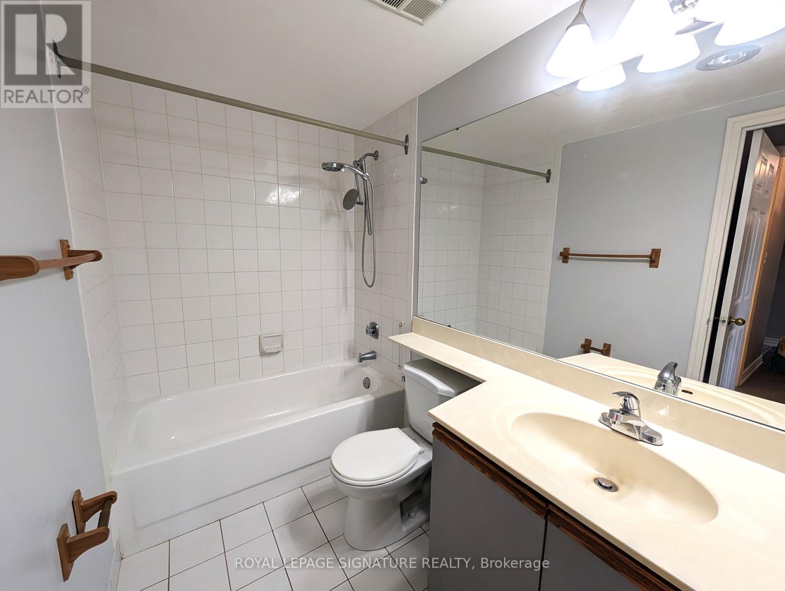Photo 11 of 316 1001 Cedarglen Gate, Mississauga ON
