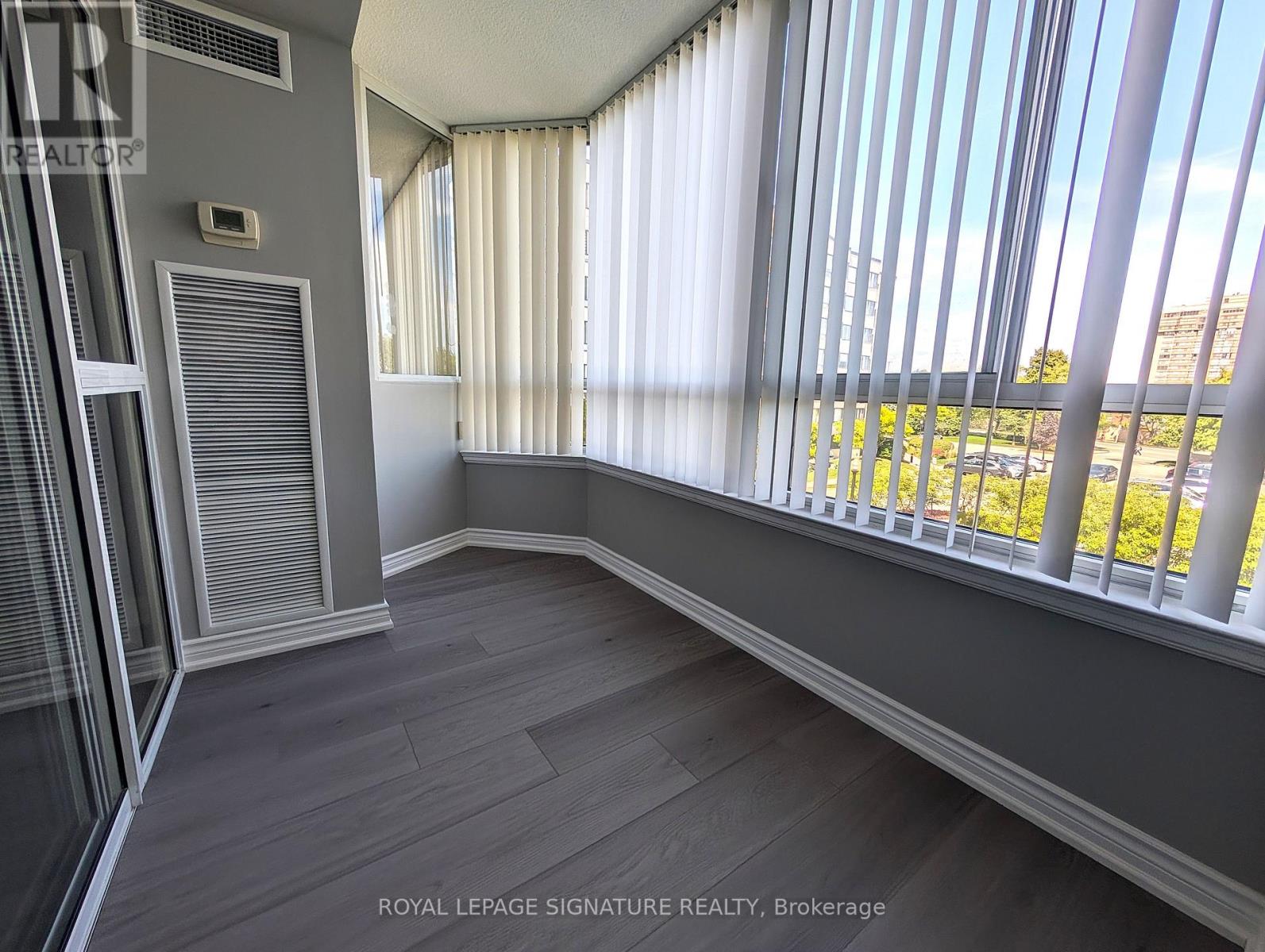 Photo 4 of 316 1001 Cedarglen Gate, Mississauga ON