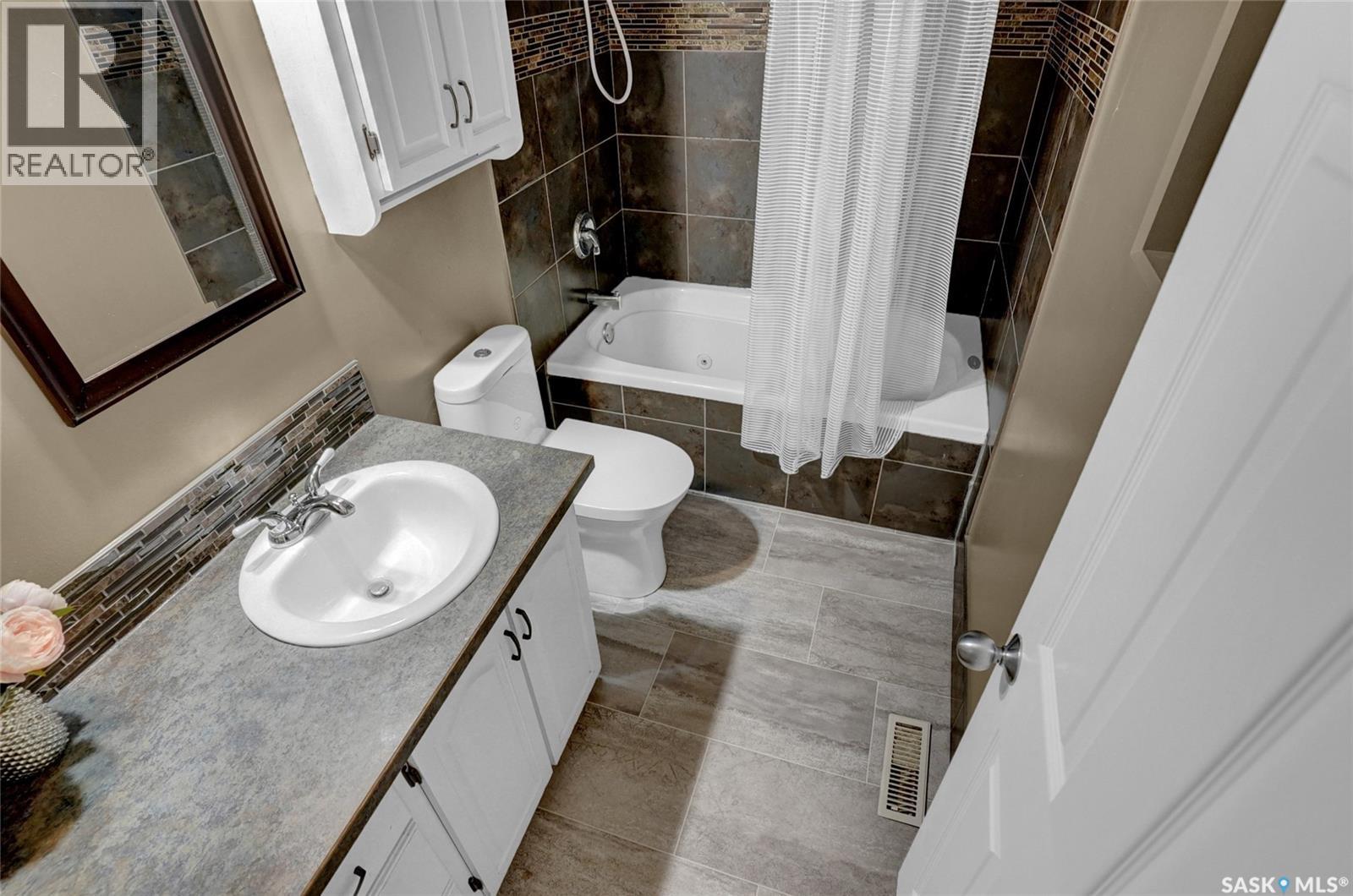 Photo 18 of 750 15th Avenue Nw, Moose Jaw SK