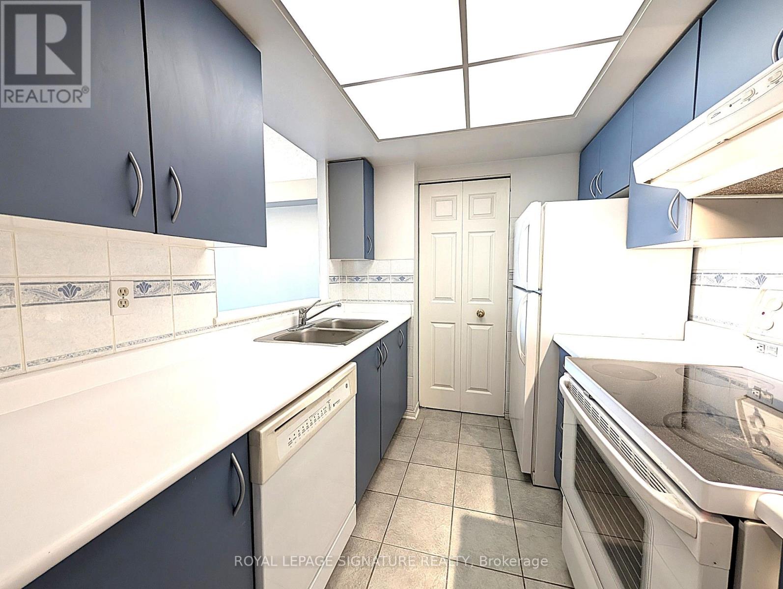 Photo 14 of 316 1001 Cedarglen Gate, Mississauga ON