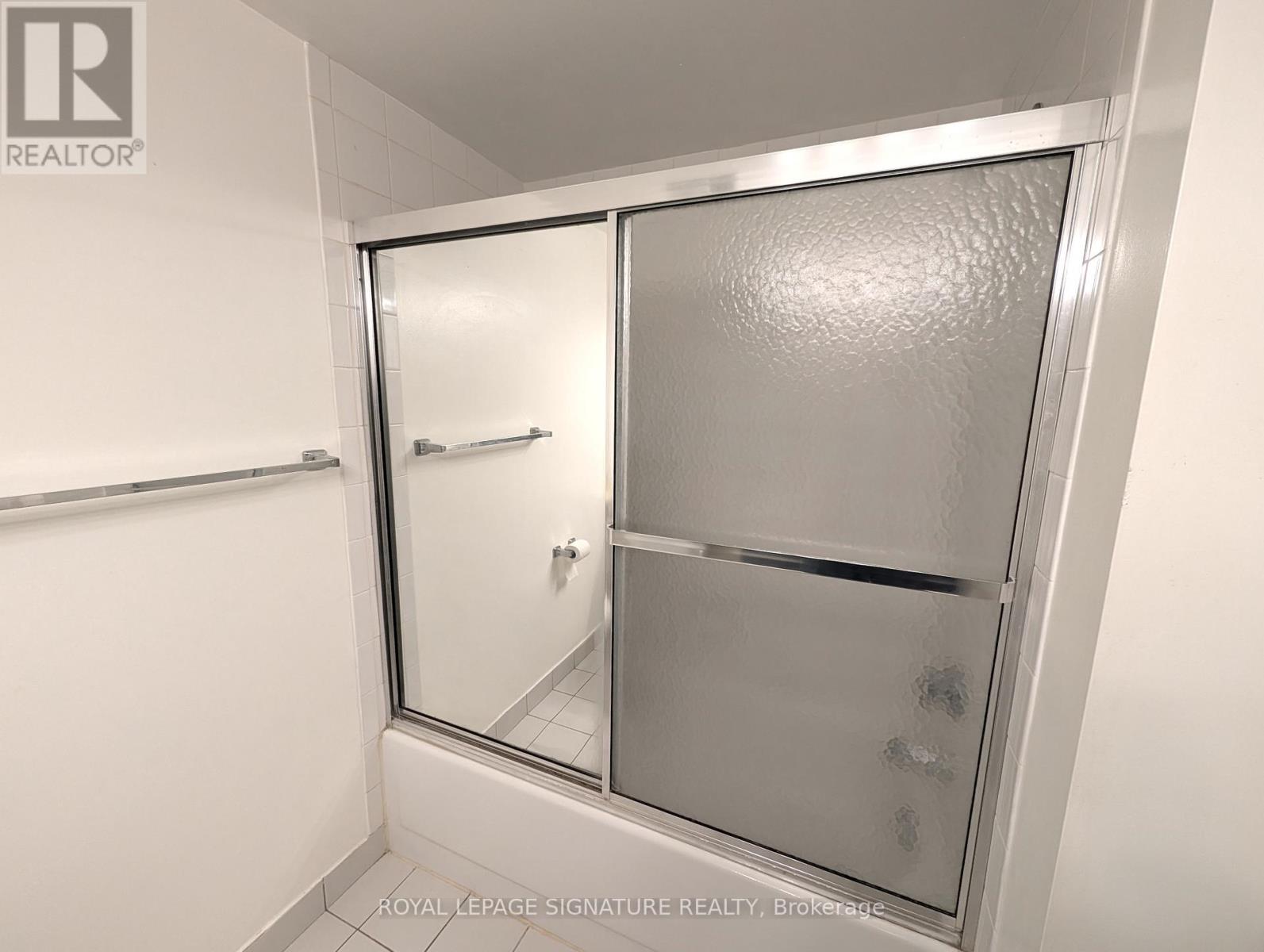 Photo 10 of 316 1001 Cedarglen Gate, Mississauga ON