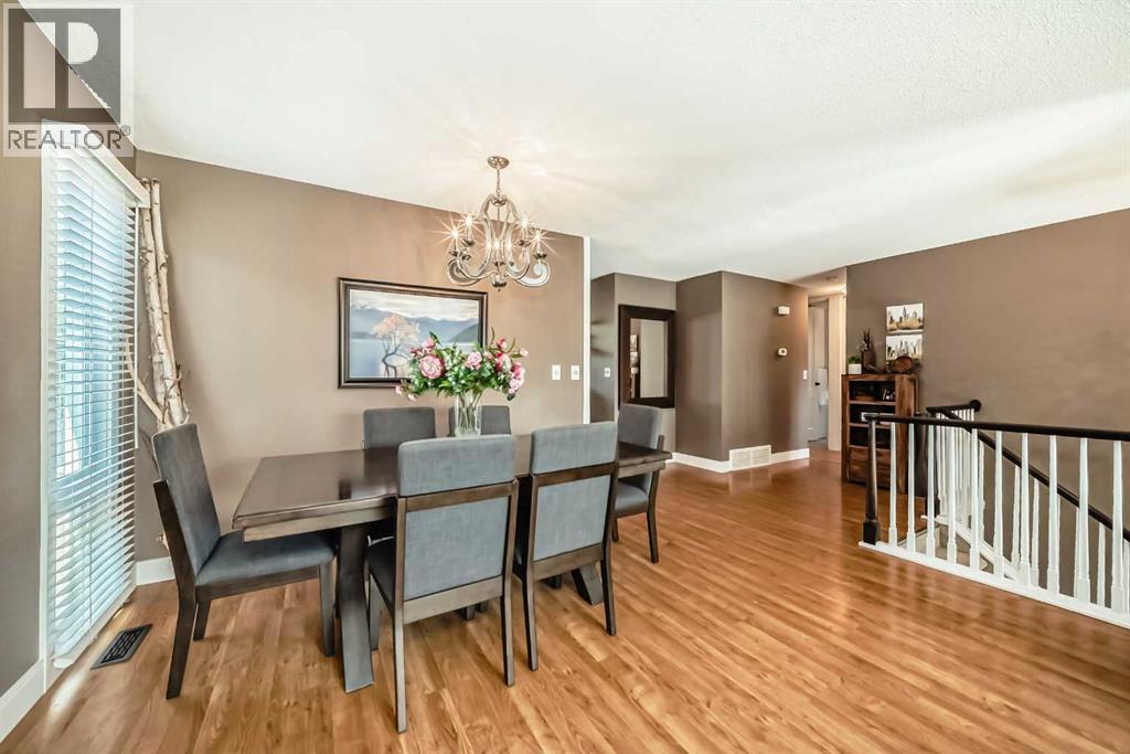 Photo 13 of 124 Oakcliffe Place Sw, Calgary AB